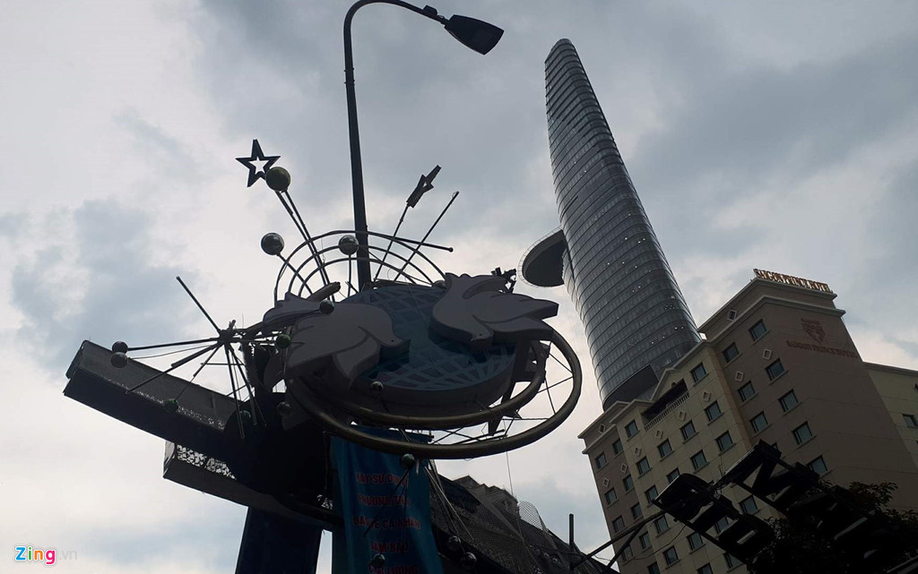 Hiện trường cổng chào phố đi bộ Nguyễn Huệ đổ sập, đè người đi đường